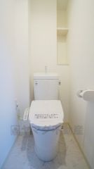トイレは今や健康管理の大切な空間です。清潔感を保った空間に使い易く調整可能な装備を取り付けました。