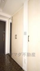 玄関には大きなシューズボックスがございます。