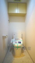 トイレは今や健康管理の大切な空間です。清潔感を保った空間に使い易く調整可能な装備を取り付けました。