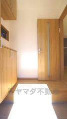 玄関には大きなシューズボックスがございます。