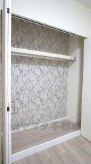 クローゼットにはアクセントクロスが使用されております。