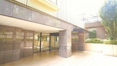 モダンでおしゃれな印象を与えてくれるエントランス前です。