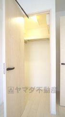 大きなクローゼットもお付けしております。収納が広々としているとインテリアや家具のレイアウトにもこだわることができますね。