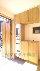 木目が上品な玄関です。家族や来客をお出迎えする玄関は、家の顔と言っても過言ではありません。
