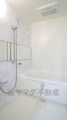 白を基調としたシンプルながらも清潔感溢れるデザインです。毎日のバスタイムを癒やしの時間に。一日の疲れを取るために、落ち着けるような場所でありたいという想いが込められているデザインです。