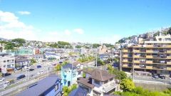 自然溢れる美しい街並みを見渡せます。緑豊かな景色は心を自然とおだやかにします。夕日も綺麗に見えるので、毎日のちょっとした幸せな時間になりそうですね。外の空気を吸って一息、も日課になりそうです。