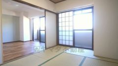 リビングの隣には和室のお部屋がございます。一休みしたいときに便利ですね。