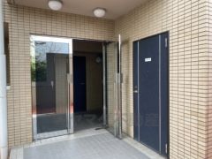 清潔感に溢れているエントランス、毎日の帰宅も気持ちの良いものになりそうです。