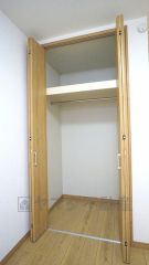 大きなクローゼットもお付けしております。収納が広いととインテリアや家具のレイアウトにもこだわれます。