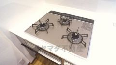 3口コンロありますので手の込んだお料理もラクチンです。