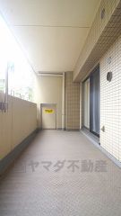 朝の澄んだ空気や、夕方に吹く清々しい風を五感で感じられるバルコニーです。住まいの中でも本当の自然を感じられるスペースは、日常の中でも大切にしたいものです。四季の移ろいを感じられる心地の良い空間です。