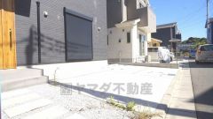 駐車場は広く2台止めることができます。