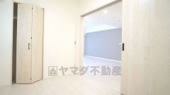 隣の洋室の扉を開放することでリビングの開放感が出ます。