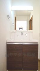 明るく清潔感のある色調で纏められた洗面室は、機能性に富んだ三面鏡の洗面台と採光窓が特徴です。