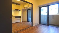 三方角部屋・南東向きですので陽当たり、通風もよいお部屋になります。