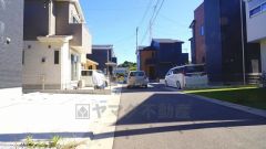 前面道路が広く、車の出し入れがしやすいカースペースです。通勤や家族の送迎など、毎日の生活にマイカーが欠かせない方にとって駐車場は大事な条件。お出かけやお買い物の際の搬入出もらくらくです。