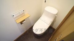 トイレは今や健康管理の大切な空間です。清潔感を保った空間に使い易く調整可能な装備を取り付けました。