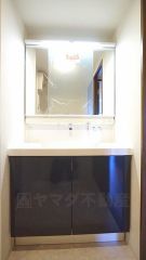 明るく清潔感のある色調で纏められた洗面室は、機能性に富んだ三面鏡の洗面台と採光窓が特徴です。通気性もよく、洗濯機置場も完備し、家事の動線も配慮されたデザインになっております。