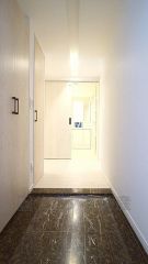 木目が上品な玄関です。家族や来客をお出迎えする玄関は、家の顔と言っても過言ではありません。シンプルな仕様になっているので、お花などで自分好みにレイアウトしてみるのもいいですね。